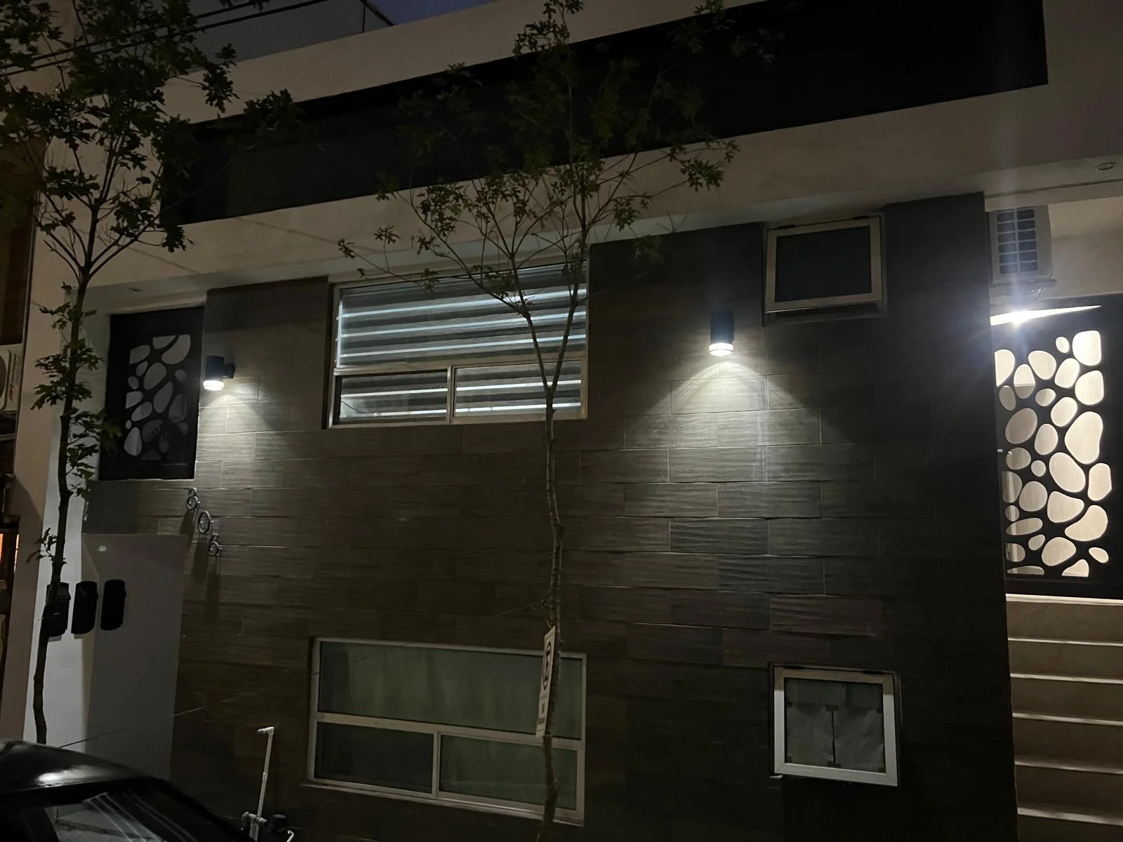 Fachada nocturna de Manuel González 806, San Pedro Garza García, Nuevo León