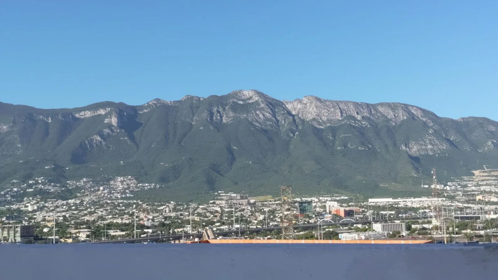 Vista panorámica desde la azotea de Manuel González 806 hacia San Pedro Garza García y la Sierra Madre